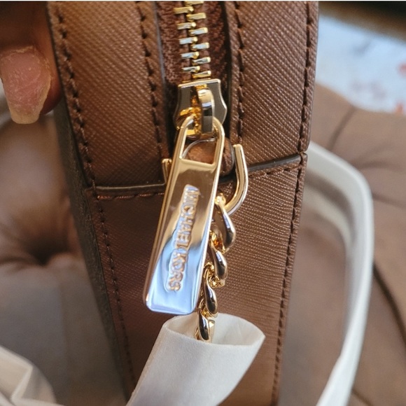 Micheal Kors Crossbody Jet Set Large Logo
Print 10"W x 2.5" D x 6.5"H NWT - Picture 9 of 12